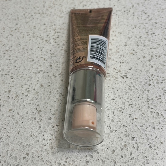 Revlon PhotoReady Candid Glow Foundation - Picture 5 of 10